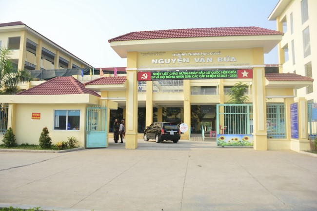 Tặng sách trường THCS Nguyễn Văn Bứa, Hóc Môn